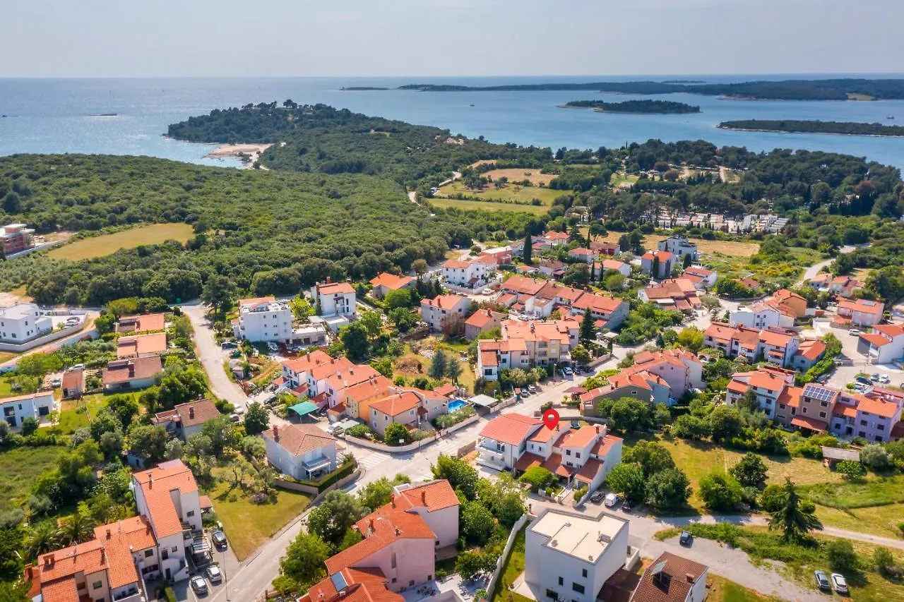 Apartments Lora Pula 0*,