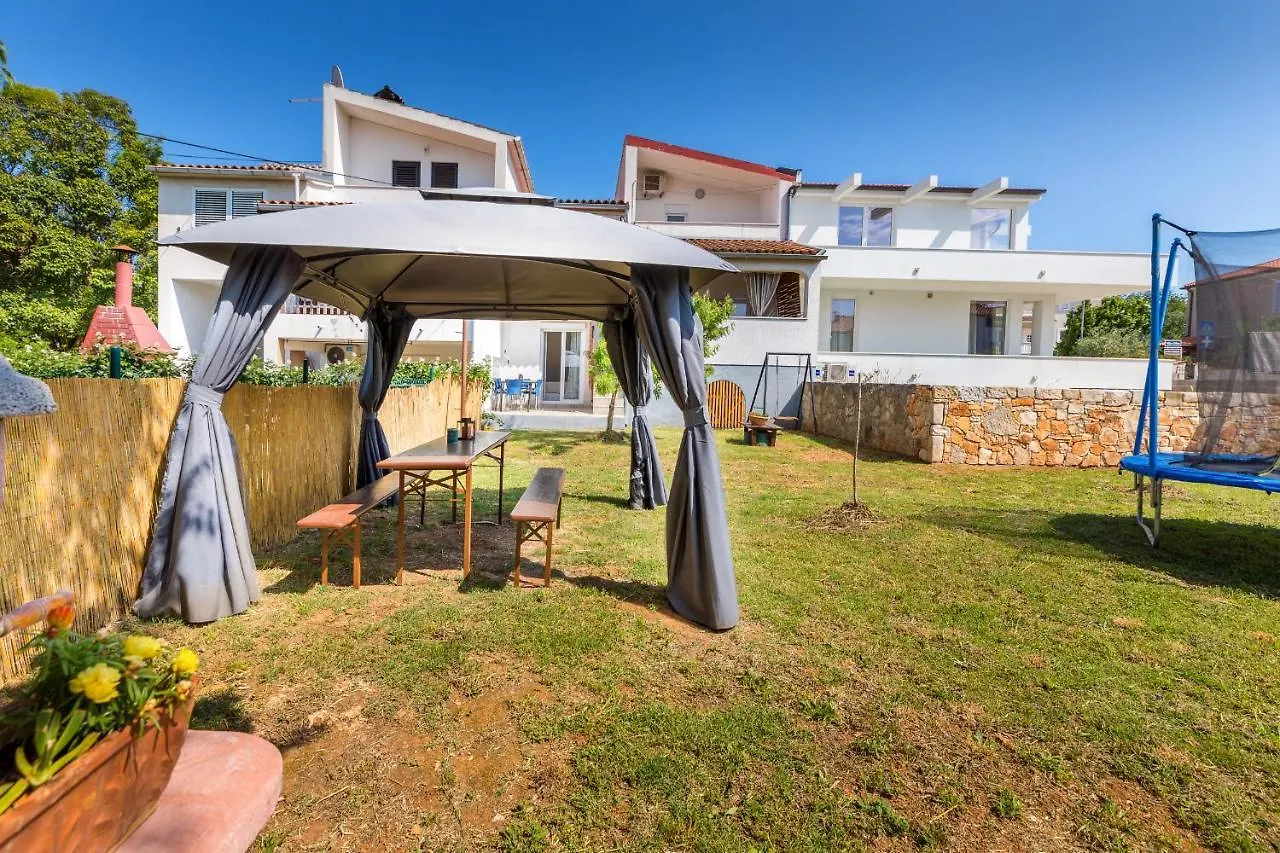 Apartments Lora Pula 0*,